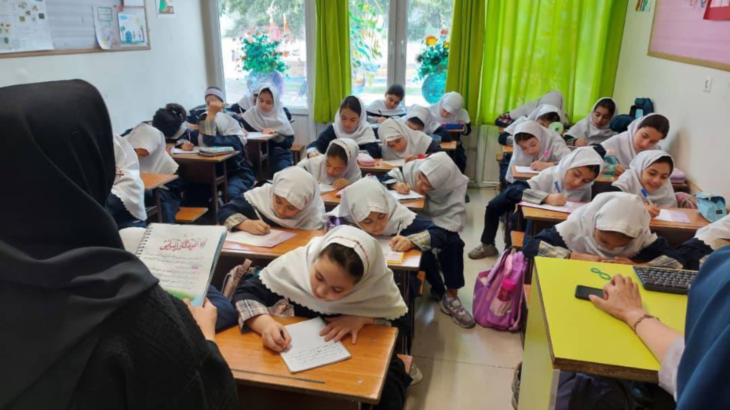 اعزام مشاوران و روانشناسان مرکز نوآوری ، استعدادیابی و توانمندسازی پرگار به مدارس و سرای محلات سطح منطقه برای ارائه مشاوره