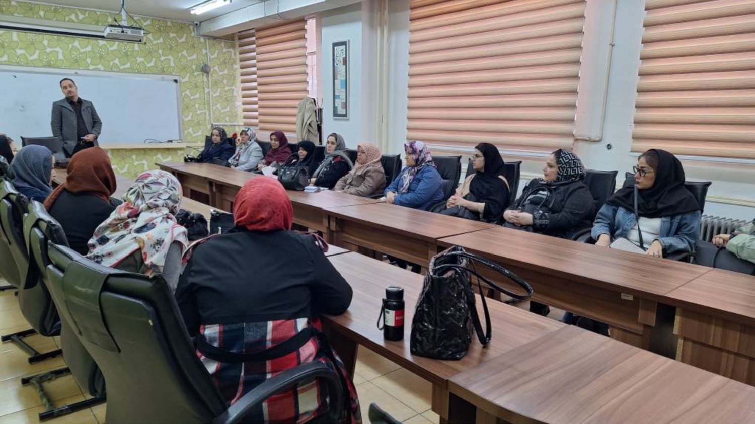 اعزام مشاوران و روانشناسان مرکز نوآوری ، استعدادیابی و توانمندسازی پرگار به مدارس و سرای محلات سطح منطقه برای ارائه مشاوره