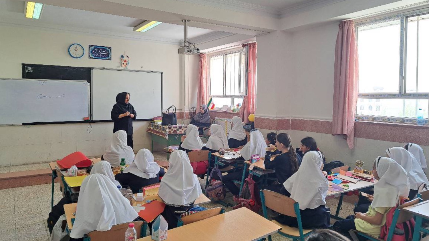 اعزام مشاوران و روانشناسان مرکز نوآوری ، استعدادیابی و توانمندسازی پرگار به مدارس و سرای محلات سطح منطقه برای ارائه مشاوره
